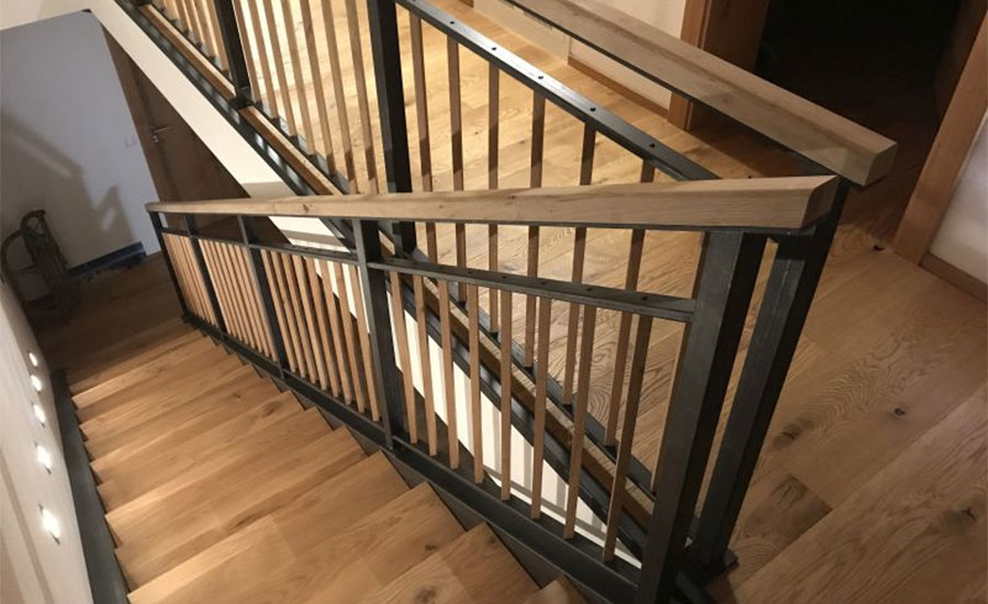 Treppe mit Metallgeländer
