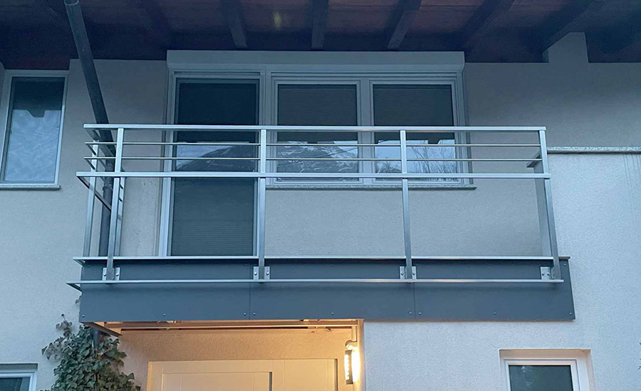 Balkon mit Metallgeländer