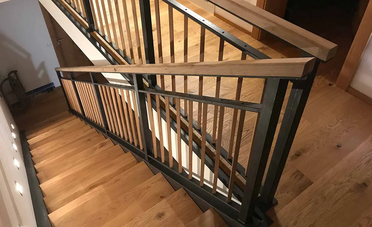 Treppe mit Metallgeländer
